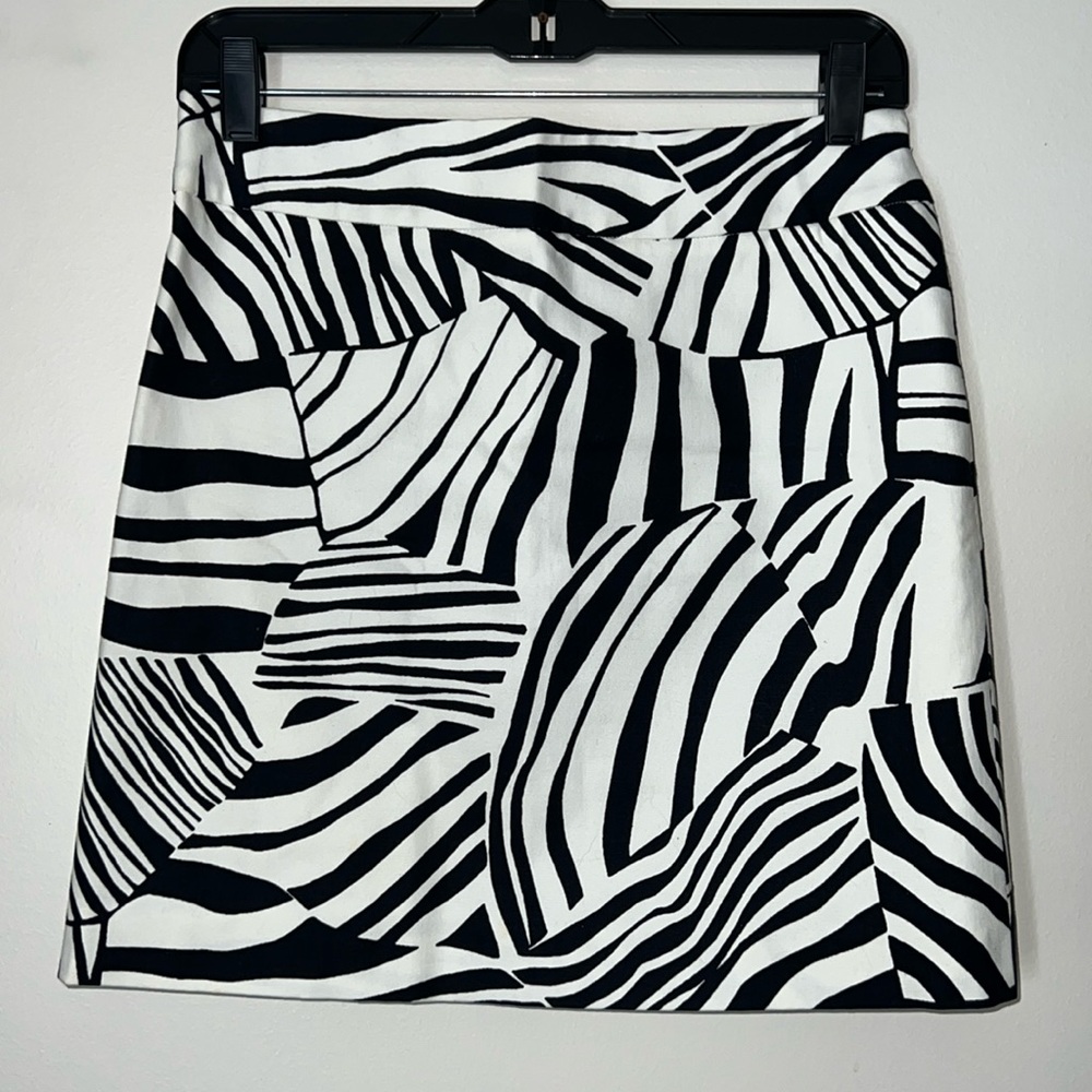 KENNETH COLE REACTION - SIZE 2 BLACK & WHITE LINED MINI SKIRT EUC
